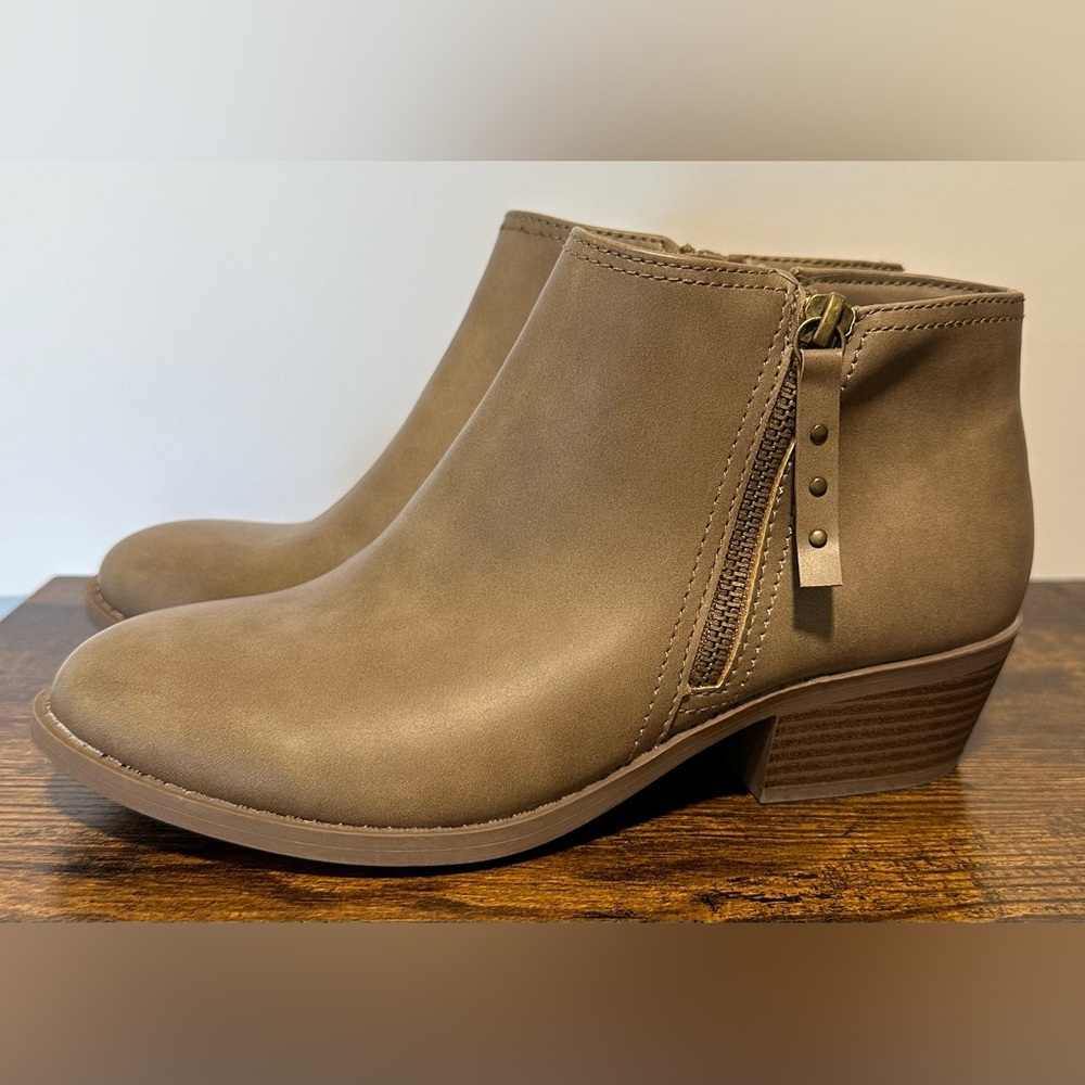 Arizona Women’s Taupe Camino Stacked Heel Booties NWT Size 6.5